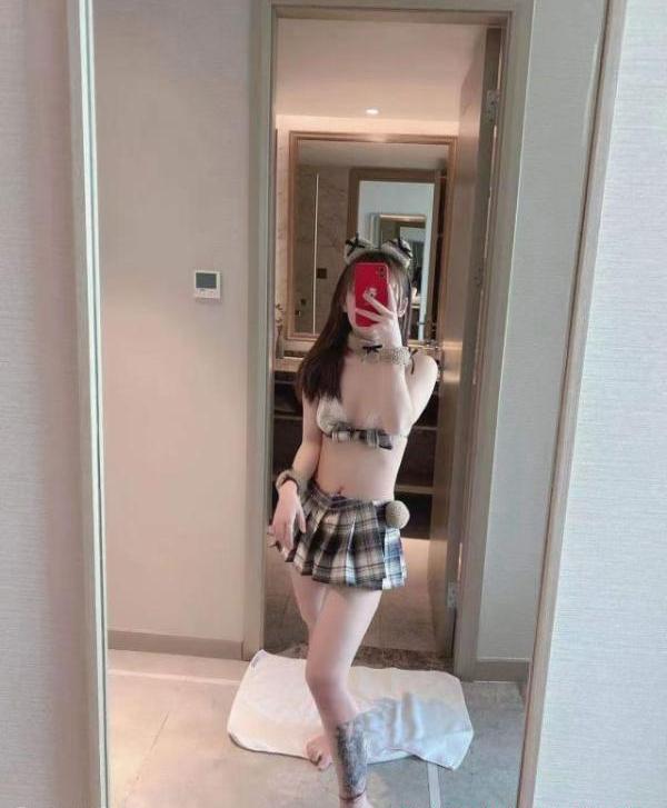 丝袜制服兼职小师妹